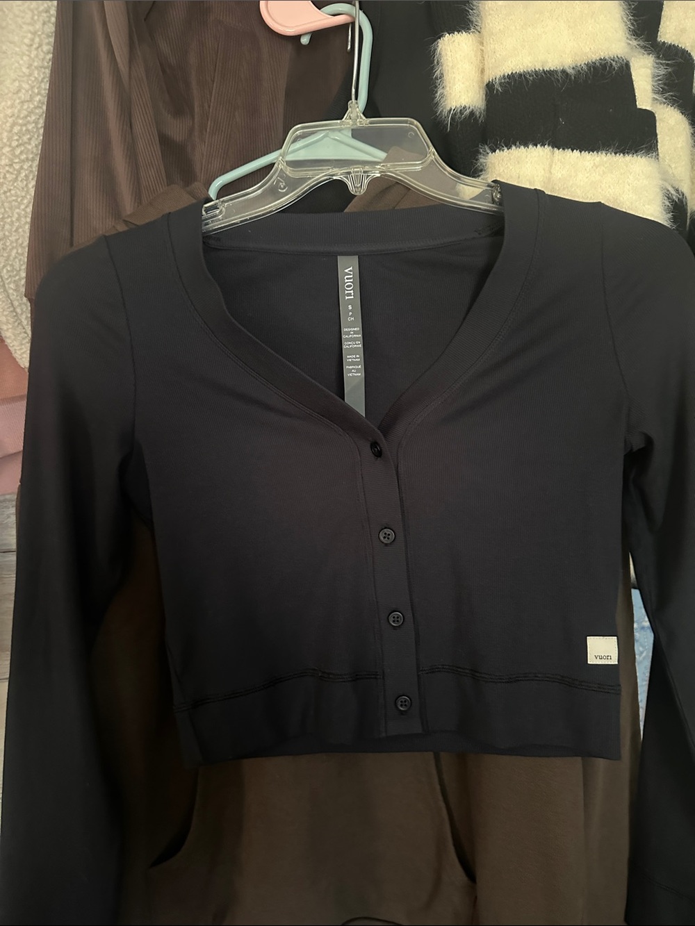 Vuori Black Cropped V-Neck Button Cardigan Sweater New Size Small - Picture 7 of 8